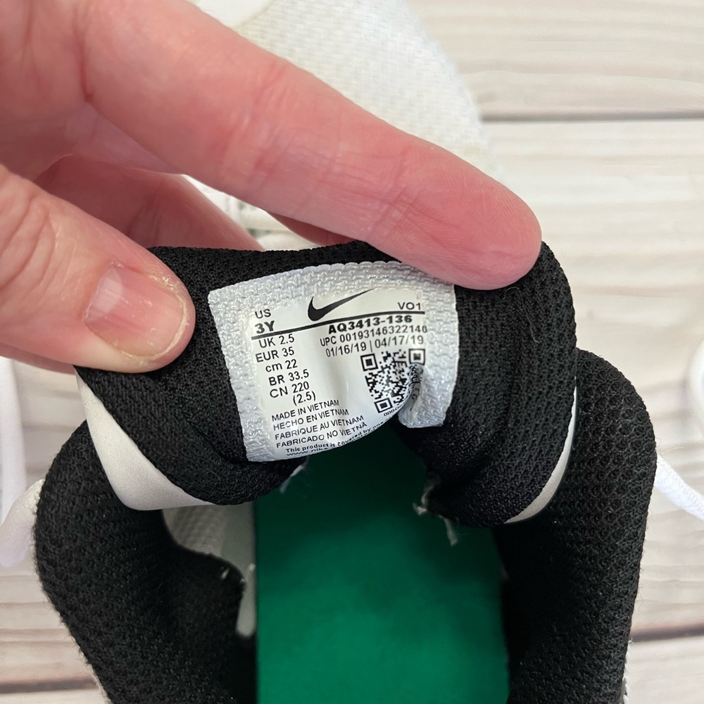 Nike Kyrie Flytrap II Boy's White/Black/Green Sneakers Size 3Y AQ3413-136 - Picture 10 of 10